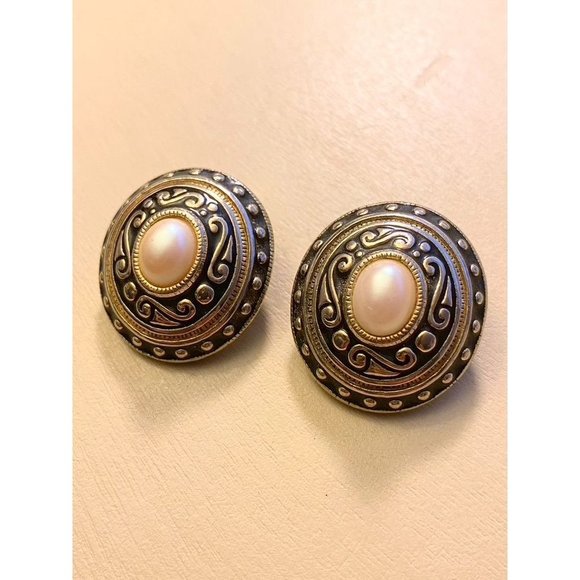 Vintage Gold plated and pearl Dome Clip on earring 80's - Picture 1 of 3